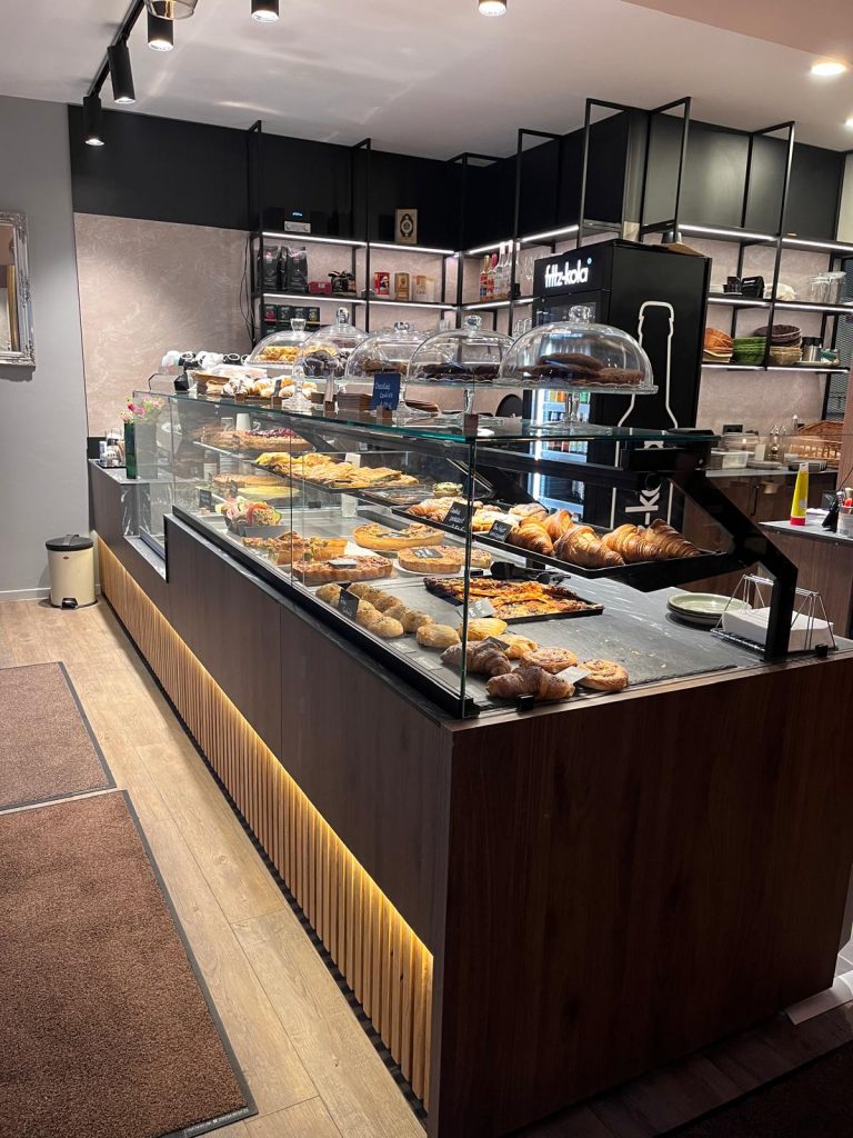 Bäckerei Verkaufstheke mit Glasvitrine – Innenausbau von ObjektStation in Berlin